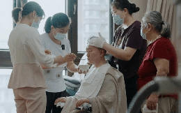 'Chỉ có cái chết mới ngăn được tôi': Phó chủ tịch một công ty TMĐT bị liệt, vẫn làm việc 12 tiếng/ngày, dùng mắt để gõ chữ trên máy tính