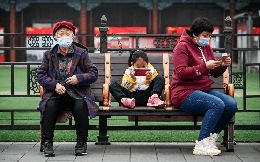 Cha mẹ dùng điện thoại 9 giờ/ngày: Thách thức lớn nhất thời đại số và làm sao để trở thành tấm gương "tắt máy" đúng lúc?