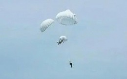 Khoảnh khắc sinh tử trên không: Dù quấn chặt ở độ cao 800 m, người lính vẫn cứu được đồng đội bất tỉnh bằng quyết định trong vài giây