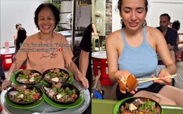 Nhìn cái bàn xếp, cái ghế nhựa trong hẻm ai mà ngờ đây lại là quán Việt ở New York, cho đến khi trả 730.000 cho phần bò né