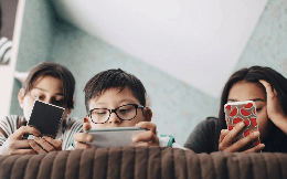 Trẻ em Việt Nam tiếp cận Internet sớm hơn bạn bè đồng trang lứa 4 năm, tuổi thơ trẻ đang đi về đâu?