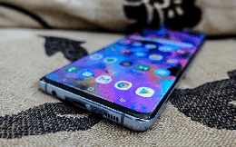 Bỏ hơn 30 triệu mua điện thoại Samsung, sao vừa mở máy người dùng đã phải còng lưng đi “dọn rác”?