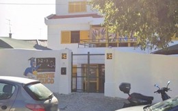 Bé gái 18 tháng tuổi tử vong sau gần 8 giờ bị bỏ quên trên xe đưa đón: Mẹ đến đón con cuối ngày mới phát hiện bi kịch