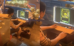 'Cao nhân' ẩn mình đây sao: Người bán dưa hấu ven đường, vắng khách lại mở laptop làm bản vẽ kỹ thuật