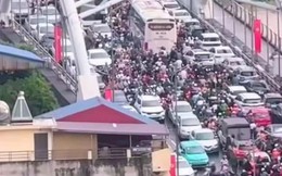 Lũ sông vượt mức báo động, người dân Thái Nguyên xuyên đêm mang ô tô lên cầu tránh ngập