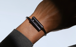 Không màn hình, không cần điện thoại, thiết bị mới của cha đẻ Fitbit muốn “canh” cả gia đình