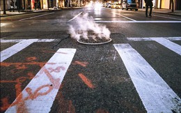 Xuất hiện "người chuột chũi" chui lên từ nắp cống lúc rạng sáng