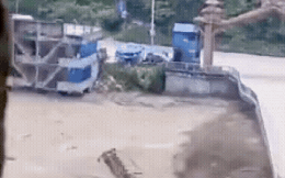 Ít nhất 150 người đã thiệt mạng khi lũ quét cuốn trôi hàng trăm du khách ở biên giới Nepal - Trung Quốc: Cây cầu sụp đổ trong tích tắc, cứu hộ gấp rút từng giây