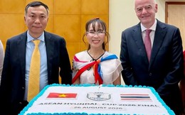 Khung hình quyền lực: Chủ tịch FIFA, tỷ phú Nguyễn Thị Phương Thảo và Chủ tịch Liên Đoàn bóng đá Việt Nam cùng làm một việc