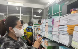 Phụ huynh xếp hàng mua sách giáo khoa trong ngày đầu nghỉ lễ
