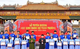 Lần đầu vinh danh gần 400 học sinh xuất sắc trước Ngọ Môn - Đại Nội Huế