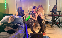 Fan không thể đến concert, ban nhạc Rock mang cả sân khấu vào bệnh viện biểu diễn riêng
