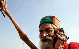 Người đàn ông giơ tay suốt 53 năm giải thích lý do sẽ không bao giờ hạ xuống