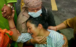 Cái chạm tay thay lời vĩnh biệt của người mẹ có con trai thiệt mạng vì lũ quét ở Nepal