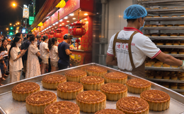 Tiệm bánh Trung thu khách xếp hàng dài chờ mua ở TP. HCM: Hơn 40 năm qua 3 thế hệ, 10 anh chị em cứ đến mùa lại tự tìm về