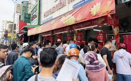 Xếp hàng mua bánh trung thu, mỗi khách được tối đa 3 hộp