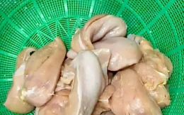 Hà Nội: Phụ huynh phát hiện gà, tôm bốc mùi được đưa đến trường để chế biến cho học sinh