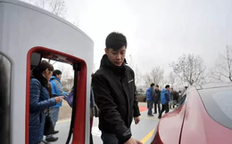 Nếu bán chính hãng ở Việt Nam, xe điện Tesla sẽ sạc thế nào?
