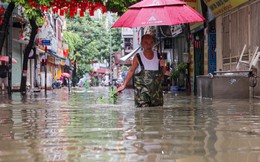 Mưa suốt đêm, nhiều tuyến phố Hà Nội ngập úng, giao thông ùn tắc