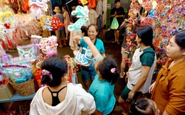 Cận Trung thu, tiểu thương phố lồng đèn ở TP.HCM vẫn 'ngóng' khách mua
