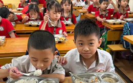 Bữa ăn của hơn 2.000 học sinh sau vụ gà, tôm có mùi bất thường