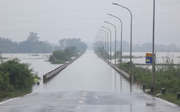 Ngoại thành Hà Nội có nơi ngập gần 1m, cấm xe qua nhiều tuyến đường