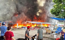 Chợ dân sinh tại Quảng Ninh bốc cháy dữ dội