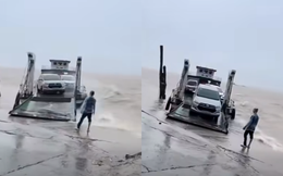 Clip phà chòng chành giữa mưa giông, trên phà vẫn có ô tô và người: Phà không xuất bến, nhưng xếp gấp đôi số xe được phép