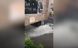 Nghệ An: Mưa lớn, nước chảy tràn vào một tầng hầm chung cư, cư dân chưa thể xử lý