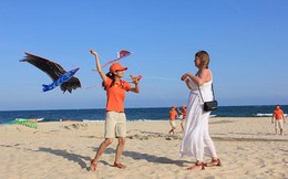 Phát hiện "con vật khổng lồ" trên bãi biển Sầm Sơn đúng dịp 2/9, hàng nghìn du khách chú ý