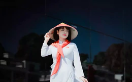 Người dân Quảng Ninh chụp ảnh 'check-in' mừng lên thành phố