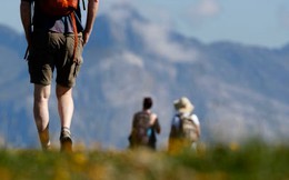 Cung đường Mont Blanc quá tải vì du khách: Cắm trại tự phát, cho động vật hoang dã ăn, có người đến nhà nghỉ hỏi spa