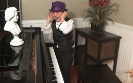 Từ cậu bé 7 tuổi trên show Ellen đến lời tố gia đình bạo hành: Tuổi thơ sau danh xưng “thần đồng piano” Elias Phoenix