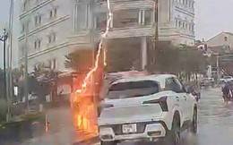 Người phụ nữ bị sét đánh nguy kịch khi đang lái xe máy