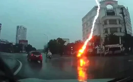 Clip sét tóe lửa đánh trúng người đi xe máy ở Nghệ An