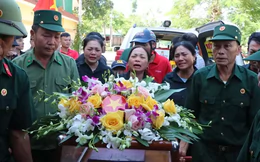Con gái liệt sĩ bật khóc đón cha về quê sau gần 40 năm