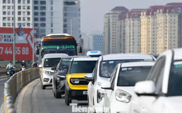 Dòng phương tiện nối dài trên cầu Nhật Tân sau tạm gỡ biển báo khoảng cách