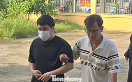 Tài xế trong vụ tai nạn làm nữ sinh tử vong ở Vĩnh Long được dìu tới toà