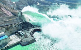 Đập thuỷ điện cao bằng toà nhà 80 tầng, công suất 750.000 kW hoàn thành, sản xuất gần 1,9 tỷ kWh điện/năm, xác lập một kỷ lục thế giới