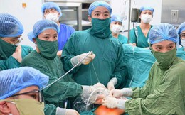 Lần đầu tiên tại Việt Nam: Bác sĩ đặt bóng vào khí quản thai nhi 30 tuần tuổi, cứu trẻ từ trong bụng mẹ