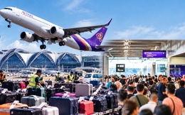 Sân bay lớn nhất Thái Lan lao đao vì mưa lũ: Gần 100% chuyến bay của Thai Airways bị hoãn, 5.600 vali ùn ứ, quân đội điều động lực lượng hỗ trợ