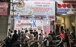 Hà Nội xuất hiện hàng loạt phố trà sữa giá rẻ: Cửa hàng mọc lên dày đặc, khách vẫn xếp hàng