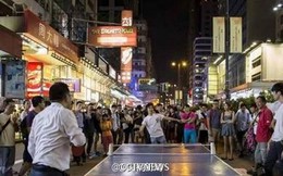 Người biểu tình Hong Kong ăn lẩu, đánh bóng bàn giữa đường