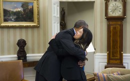Tổng thống Obama ôm nữ y tá gốc Việt khỏi Ebola