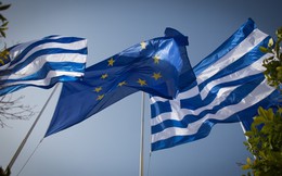 Vì sao eurozone vẫn giữ Hy Lạp ở lại?