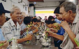 Ngày thứ 5 hạnh phúc của người nghèo ở Sài Gòn với tô phở 1.000 đồng