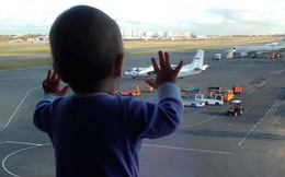 Bé 10 tháng tuổi thành biểu tượng của thảm kịch máy bay Nga