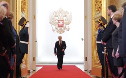 Lý giải dáng đi “tay vung, tay cứng” của ông Putin