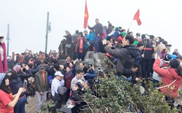 Bức ảnh hàng trăm người chen chân để "check in" trên đỉnh Fansipan gây choáng