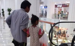Bố đi chân đất, nắm tay con gái mua mì tôm trong Trung tâm thương mại
